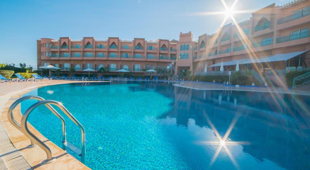 une grande piscine en face d'un bâtiment dans l'établissement Mogador Kasbah, à Marrakech