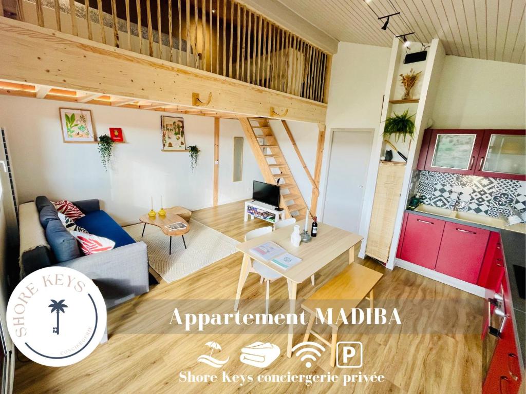 un salon avec un canapé et une table dans l'établissement Appartement Madiba face à la dune des Bourdaines !, à Seignosse