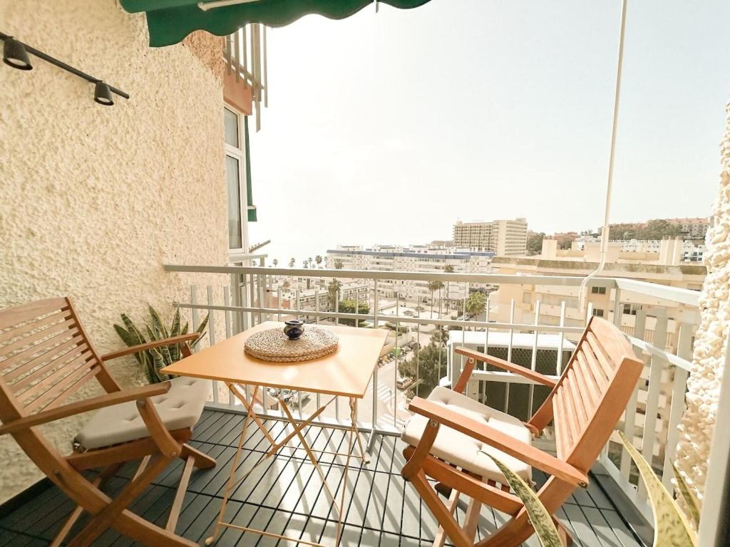 balkon z 2 krzesłami i stołem z widokiem w obiekcie Vistas al mar a 1 min de playa con parkig gratis w mieście Benalmádena