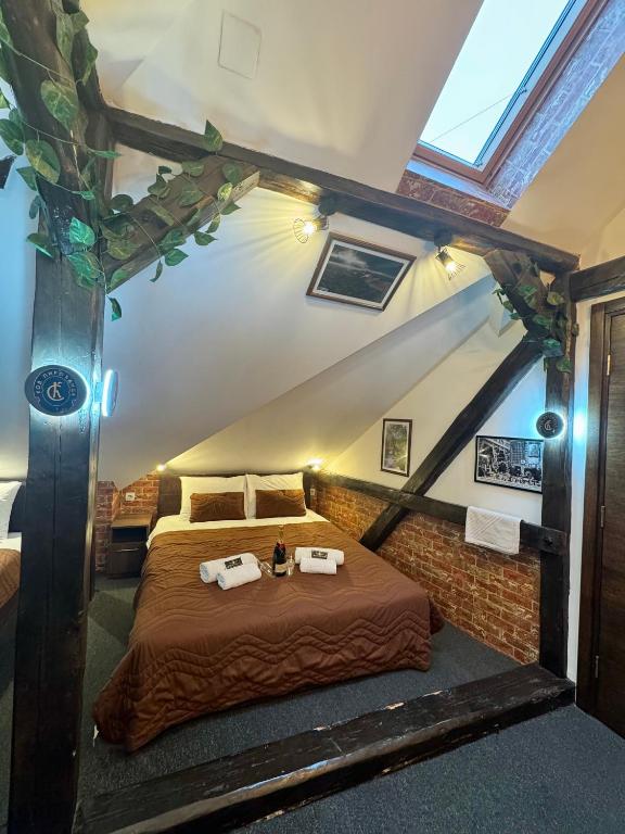 Rúm í herbergi á Pirocanac Rooms & Restaurant "Breakfast-Lunch-Dinner"