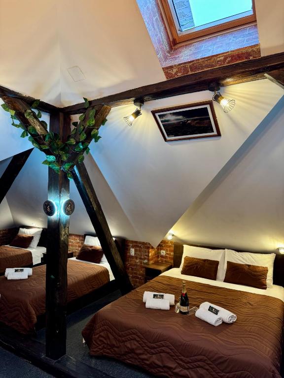 Rúm í herbergi á Pirocanac Rooms & Restaurant "Breakfast-Lunch-Dinner"