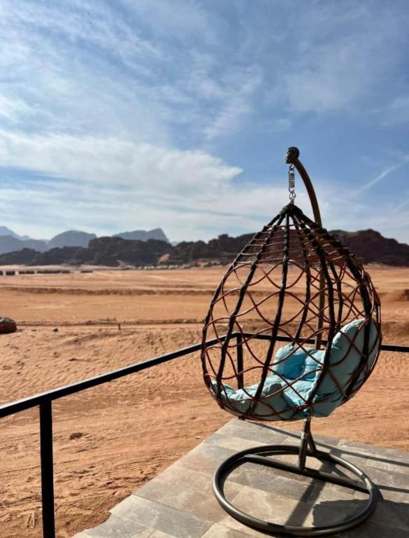ein Vogelkäfig auf einem Balkon in der Unterkunft Buble camp tour in Disah