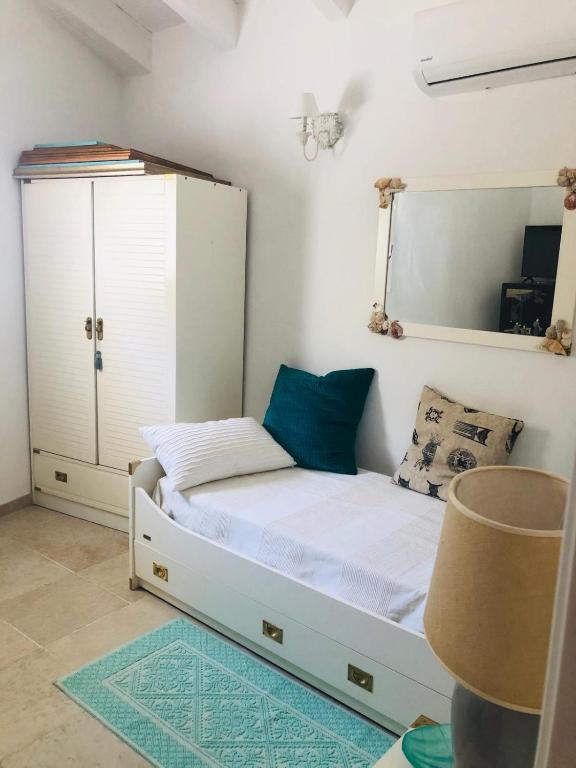 Postel nebo postele na pokoji v ubytování Luxury& Charme vista mare Sardinia House