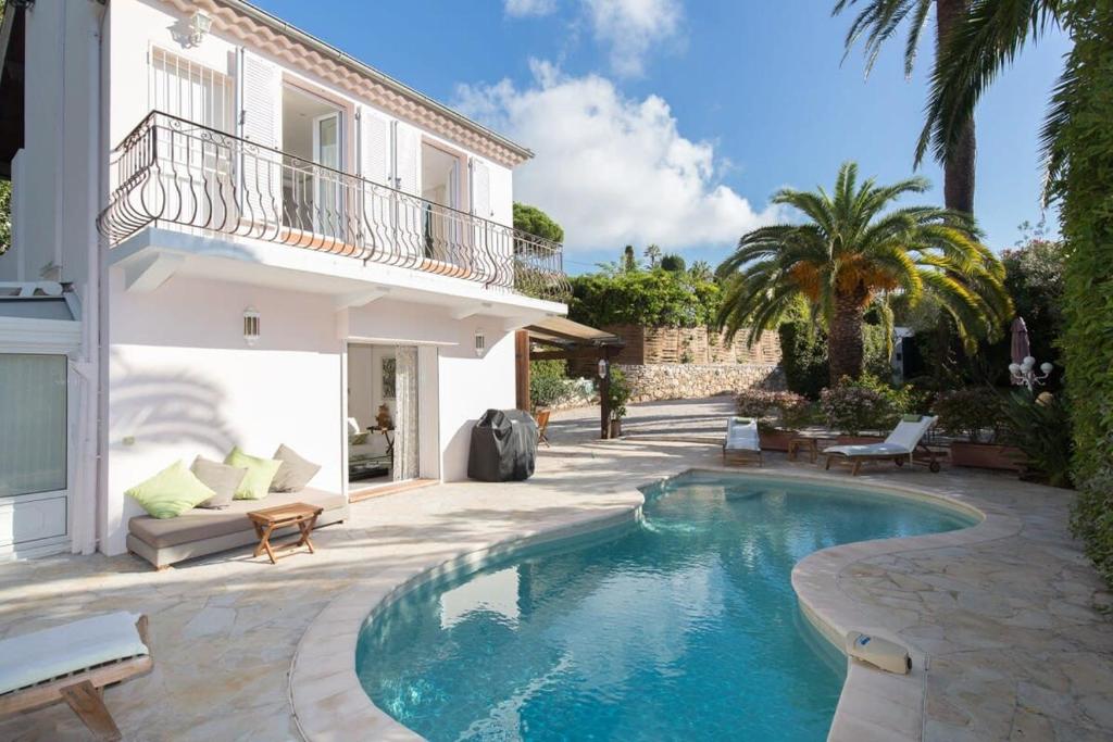 une villa avec piscine devant une maison dans l'établissement B024 - Magnifique Villa - Piscine - Cannes centre, à Cannes
