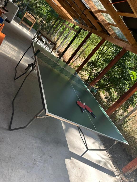 Stolní tenis v ubytování Cabaña PyC nebo okolí