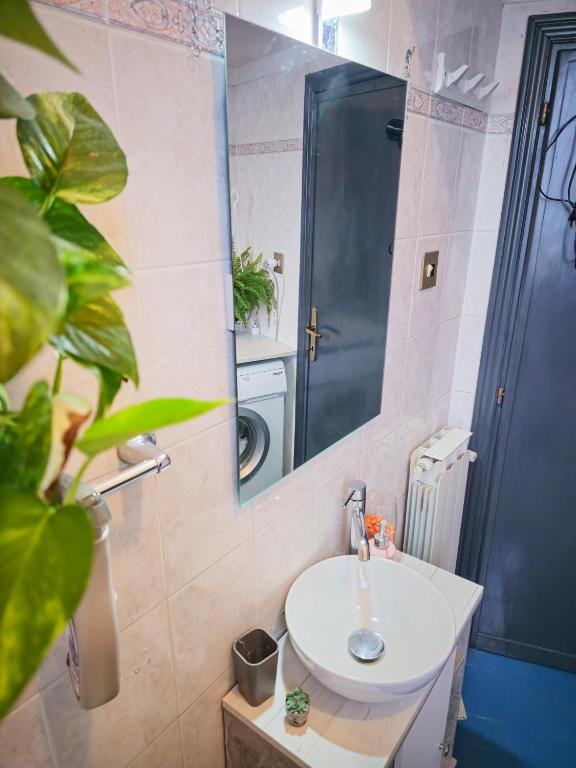 łazienka z umywalką i lustrem w obiekcie A dieci minuti dal centro - accogliente spazioso w mieście Perugia