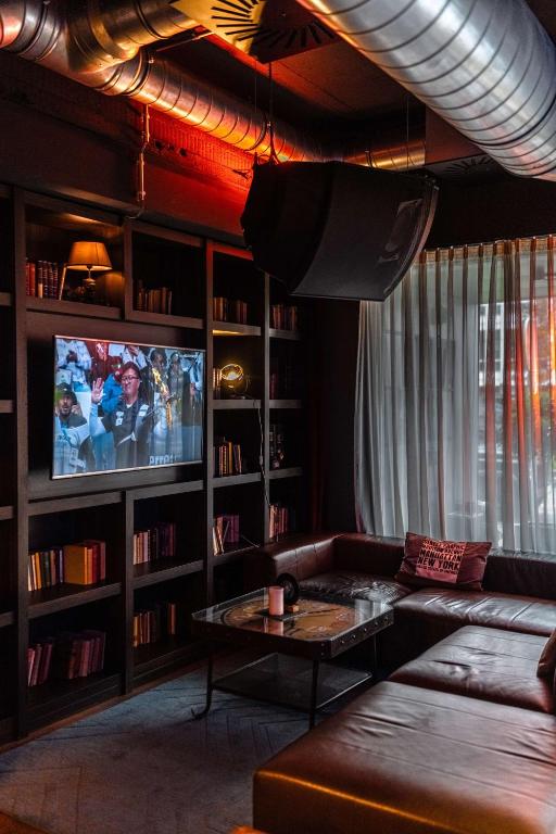 TV a/nebo společenská místnost v ubytování pentahotel Liège