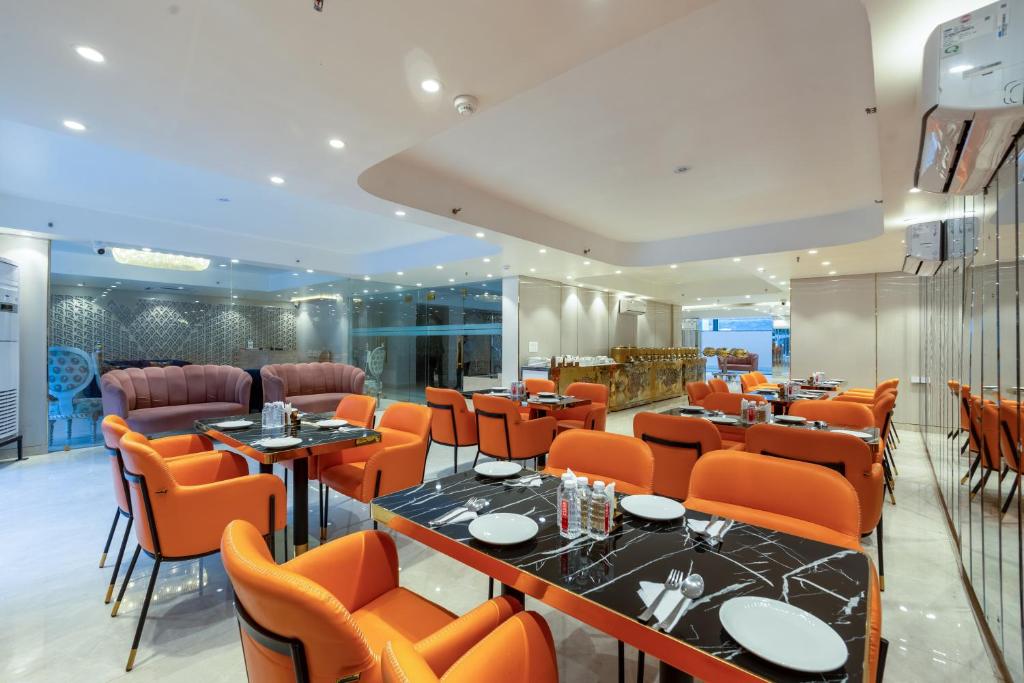Posezení v ubytování Aadat Hotel Subhash Chowk Gurgaon