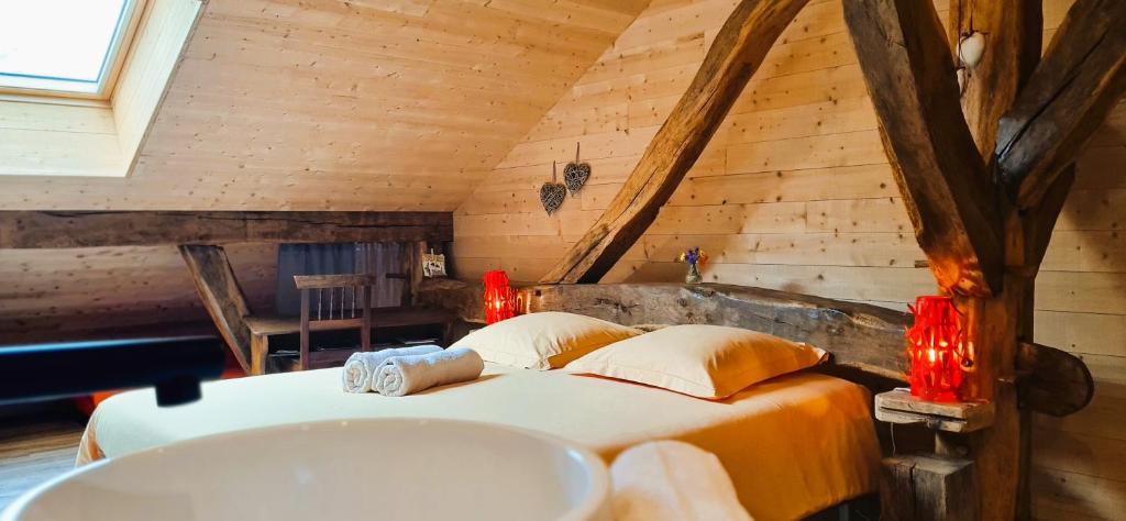 Postel nebo postele na pokoji v ubytování Maison d'hôtes et SPA La Boucotte