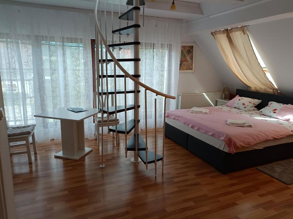 Postel nebo postele na pokoji v ubytování Pension DonauBlick Grein 2 in Stifterstrasse 19A