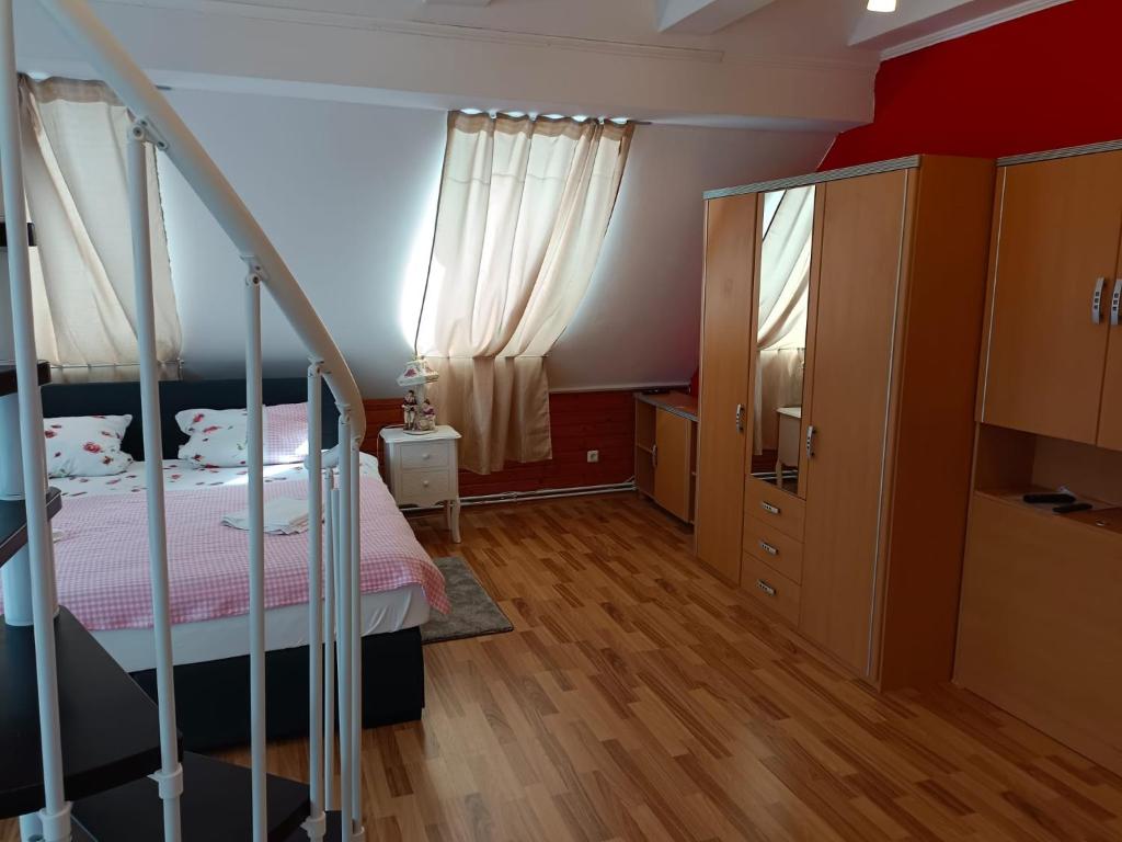 Postel nebo postele na pokoji v ubytování Pension DonauBlick Grein 2 in Stifterstrasse 19A