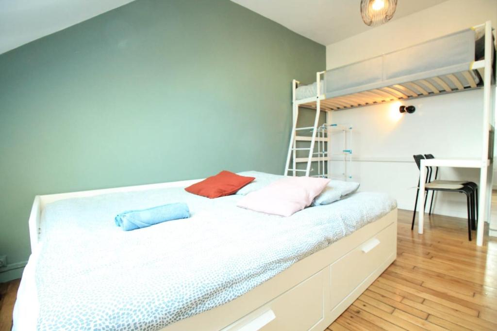 une chambre avec un lit superposé et un bureau dans l'établissement 10mn RER B Aéroport CDG - Paris Gare du Nord, T11 Express, Le Bourget, All equipped, Free Netflix, From 1 to 3 Guests, 4th Floor by Stairs, Escaliers, Parc des Expositions, Free Street Parking after 7pm - 2, à Drancy