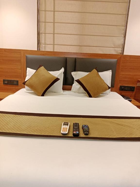 Postel nebo postele na pokoji v ubytování Hotel Sai Kamal