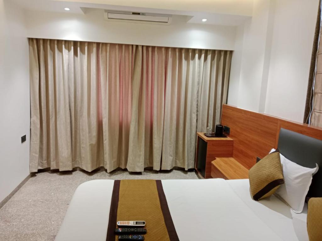 Postel nebo postele na pokoji v ubytování Hotel Sai Kamal