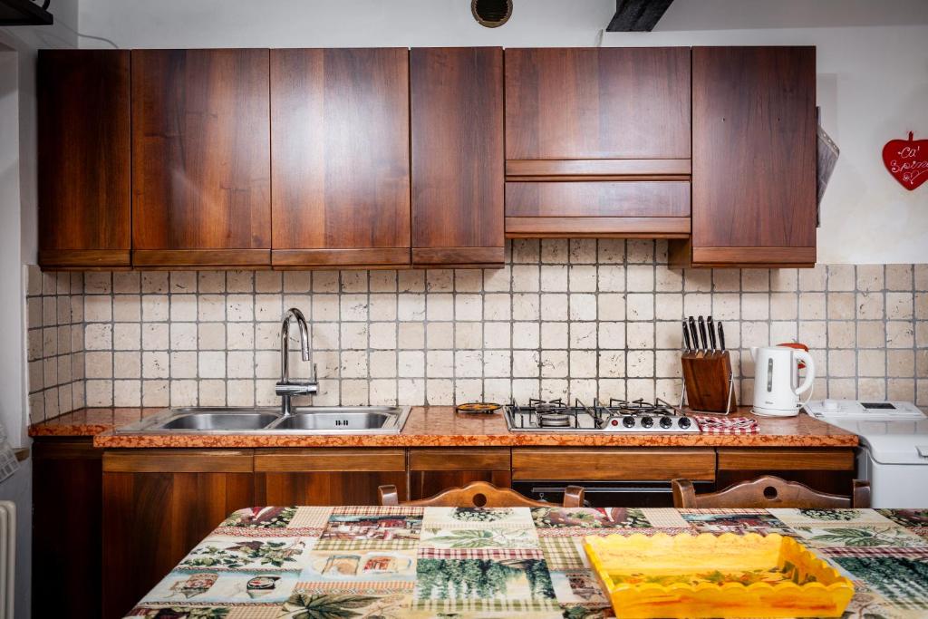 kuchnia z drewnianymi szafkami i blatem w obiekcie Ca' Spina: Sweet Home in Valpolicella w mieście SantʼAmbrogio di Valpolicella