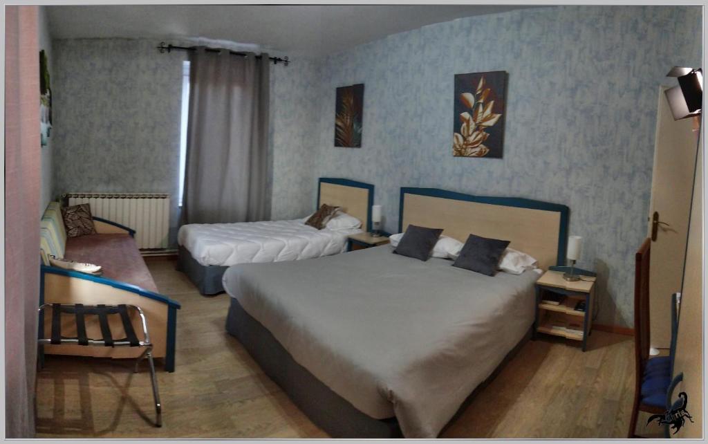 Postel nebo postele na pokoji v ubytování Logis Hotel Des Voyageurs Restaurant La Bonne Tabl'Hay