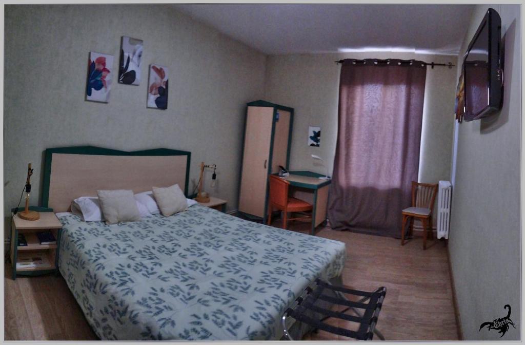 Postel nebo postele na pokoji v ubytování Logis Hotel Des Voyageurs Restaurant La Bonne Tabl'Hay
