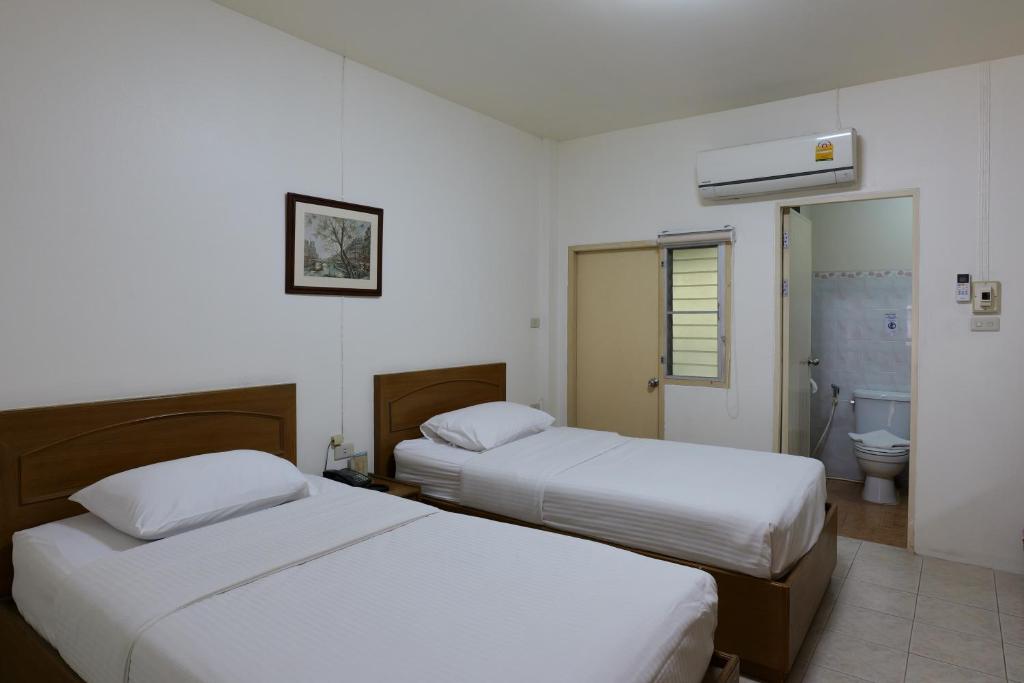 Postel nebo postele na pokoji v ubytování โรงแรมมูนแอนด์ซัน Moon and Sun Hotel