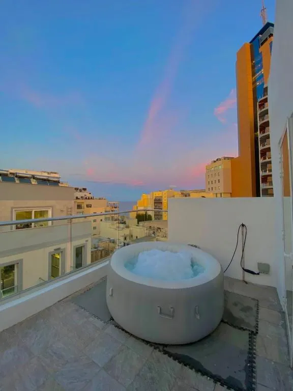 Paceville - Penthouse - HOT TUB & SEA VIEW ROOF