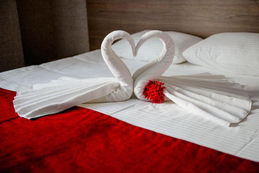 Dos cisnes hechos para parecer corazones en una cama en Aron Hotel, en Kazán