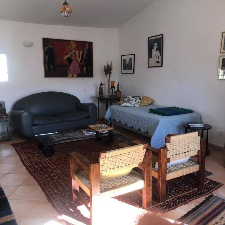 un salon avec un canapé et une table dans l'établissement Charmante maison dans village provençal, à Villedieu