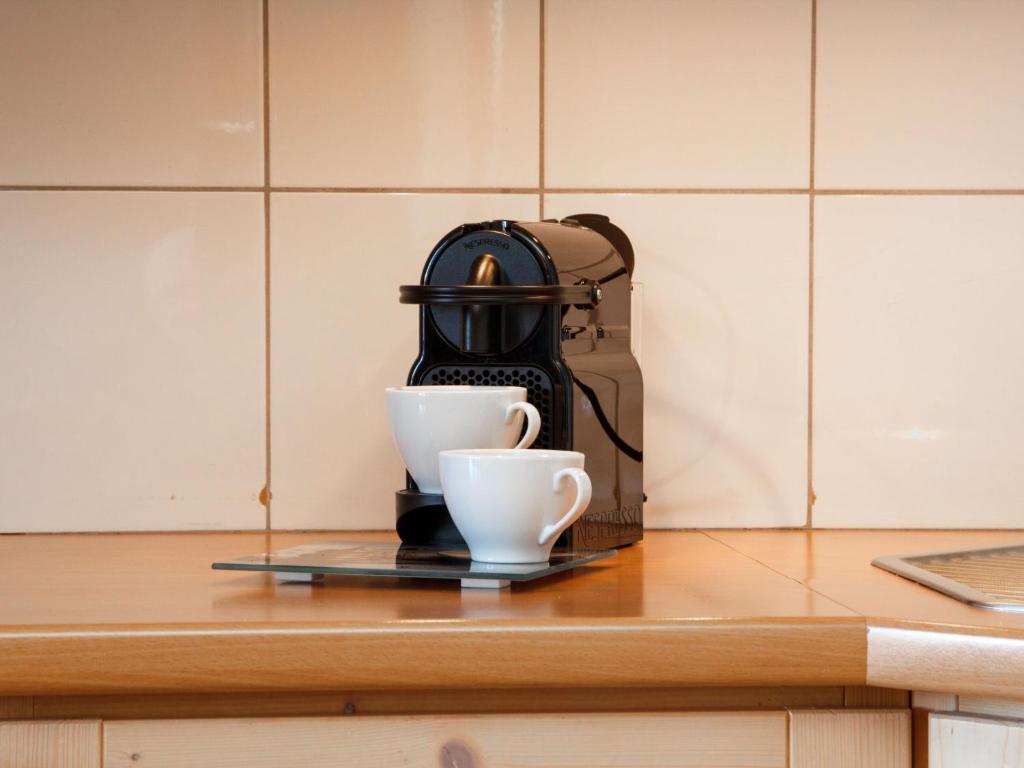 Příslušenství pro přípravu čaje a kávy v ubytování Apartment Montfort 9A by Interhome