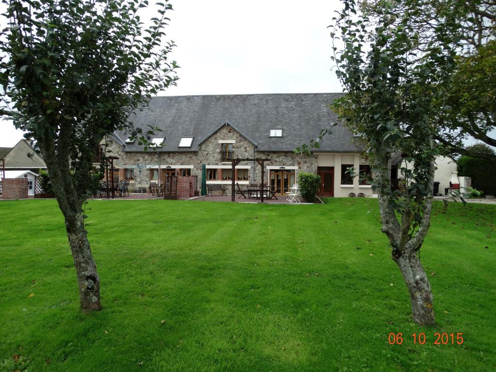 une maison avec une grande cour avec deux arbres dans l'établissement Les Gîtes Champêtres Chestnut cottage, à Sainteny