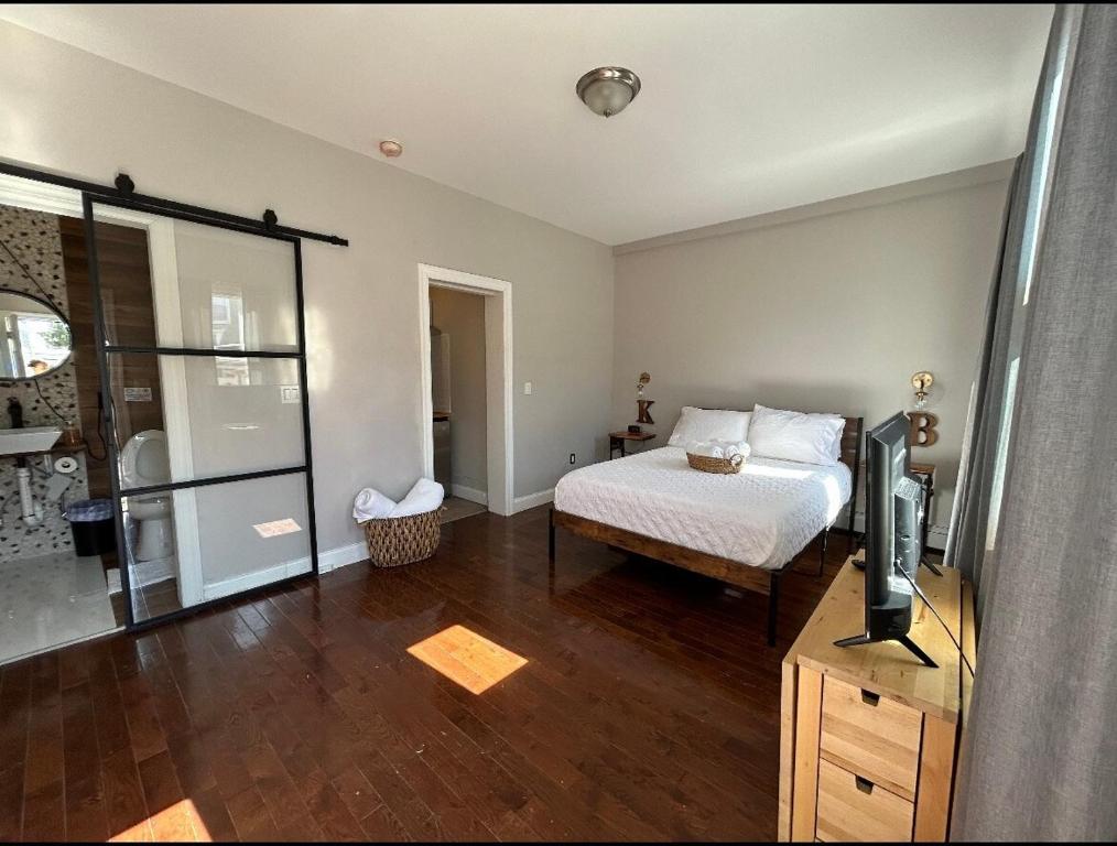 Postel nebo postele na pokoji v ubytování Newly Renovated One Bedroom Apartment !