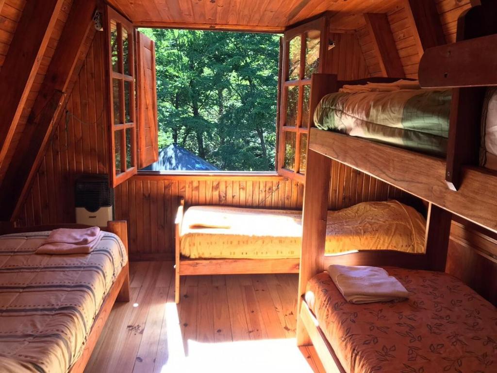 En eller flere senge i et værelse på Inigualable Cabaña a orillas del Lago Hermoso