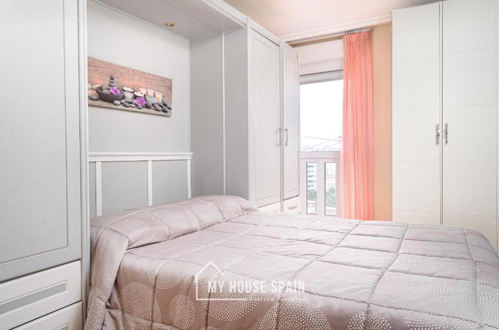 Postel nebo postele na pokoji v ubytování MyHouseSpain - Amplio apartamento con vistas en pleno centro
