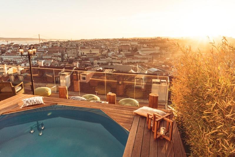 una piscina situada encima de un edificio en The Rooftop, en Lisboa