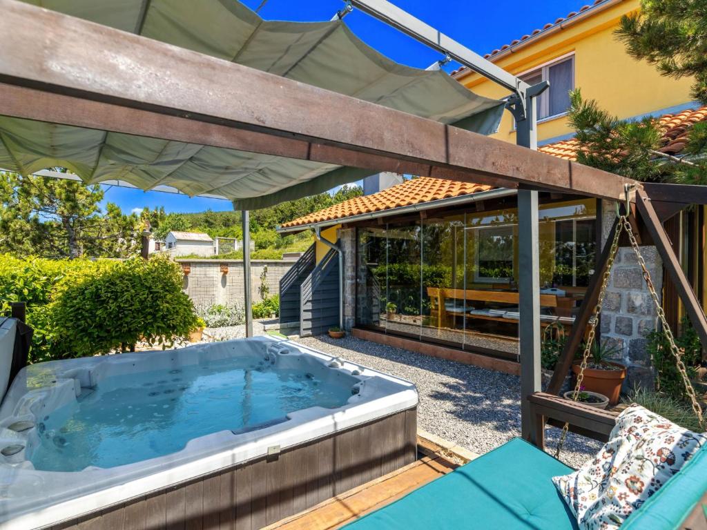 Bazén v ubytovaní Holiday Home Rukavina by Interhome alebo v jeho blízkosti