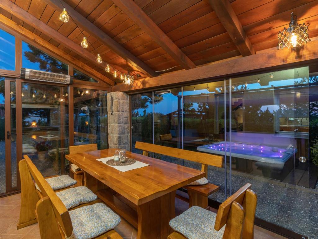 Bazén v ubytovaní Holiday Home Rukavina by Interhome alebo v jeho blízkosti