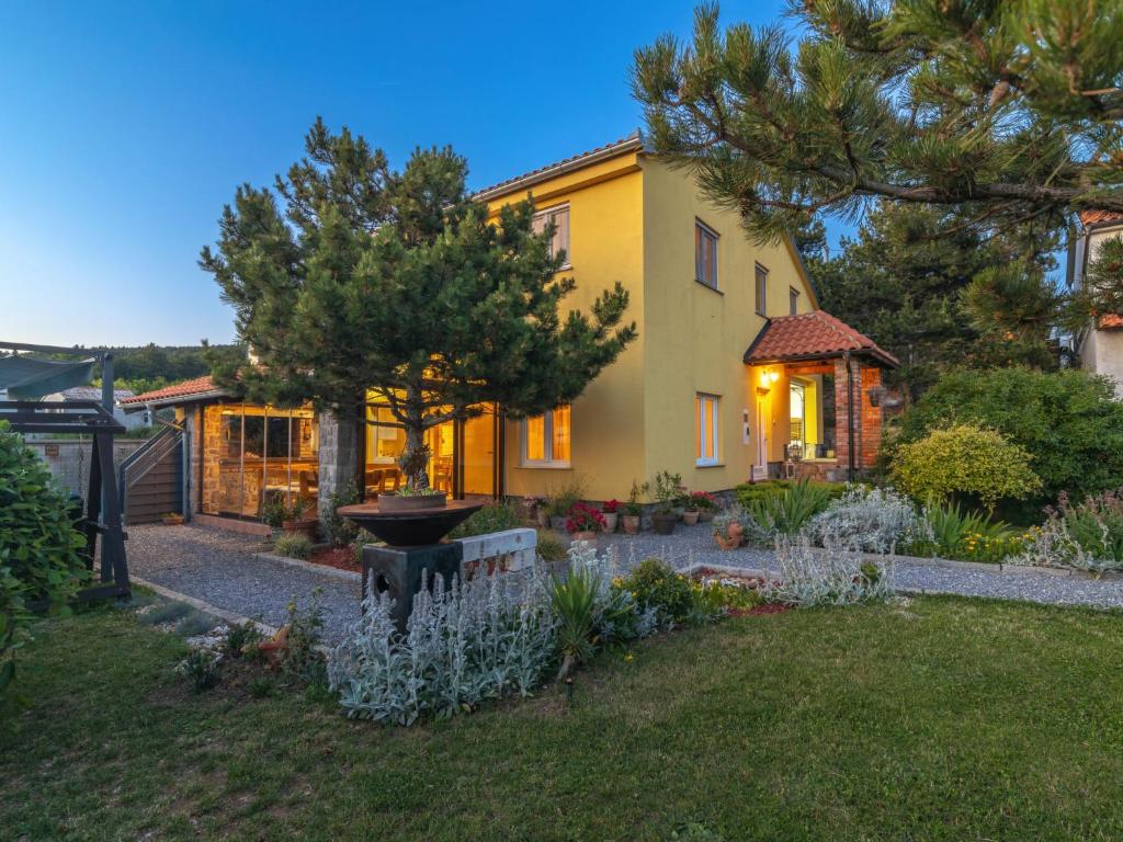 Vonkajšia záhrada v ubytovaní Holiday Home Rukavina by Interhome