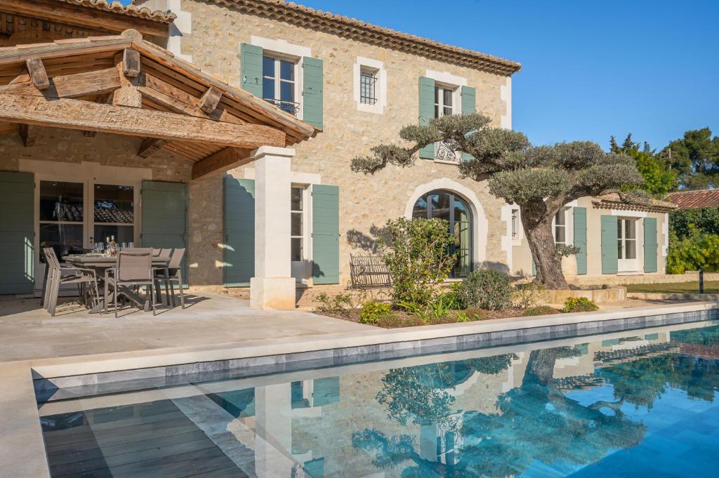une vue extérieure d'une villa avec piscine dans l'établissement Mas Lou Pantaï, 8 personnes, entièrement rénové, à Saint-Rémy-de-Provence