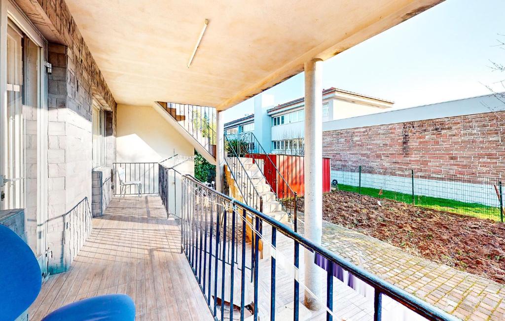 Il dispose d'un balcon. dans l'établissement Beautiful Apartment In Schiltigheim, à Schiltigheim