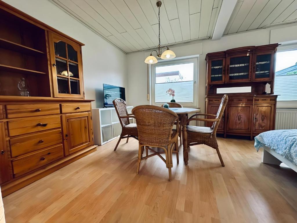 a dining room with a table and chairs at sleepWELL-Steinfurt IV Wintergarten & Platz in Steinfurt