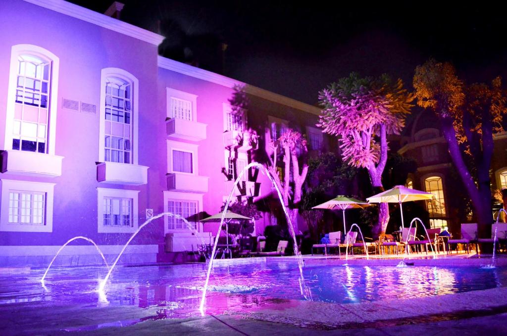 Bazén v ubytování Plaza Camelinas Hotel nebo v jeho okolí