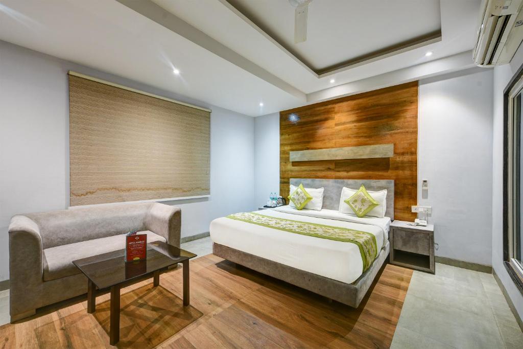 Postel nebo postele na pokoji v ubytování Kelvish Hotel Near Delhi Airport