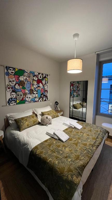 - une chambre avec un grand lit et 2 livres dans l'établissement LE LAMARTINE, appartement de charme au coeur de Bagnères, à Bagnères-de-Bigorre