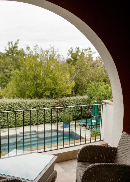Bazén v ubytování Demeure Castel Brando Hôtel & Spa nebo v jeho okolí