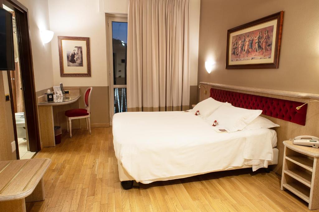 Postel nebo postele na pokoji v ubytování Santa Barbara Hotel