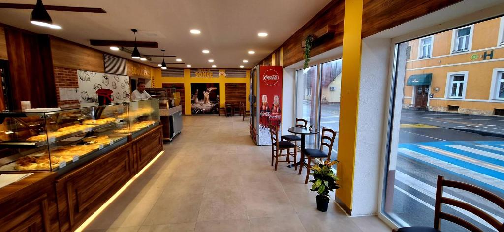 Bazén v ubytování Hostel Sonce nebo v jeho okolí