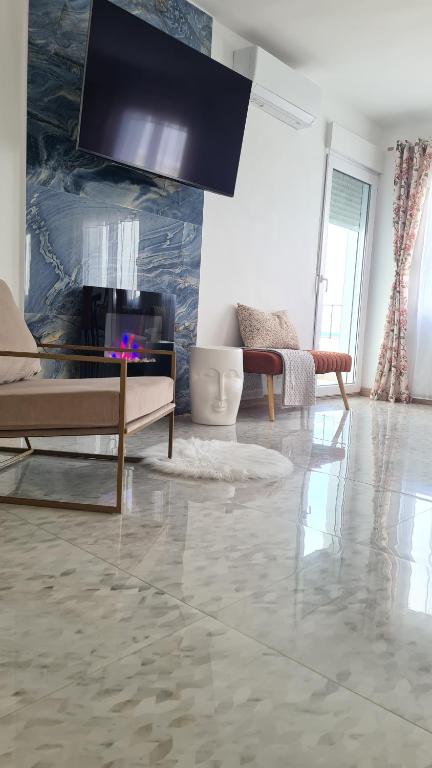 a living room with a couch and a tv at Vacaciones de ensueño in Mojácar