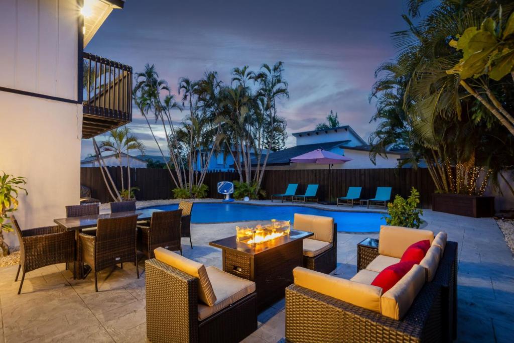 デルレイビーチにあるDazzling Delrayのパティオ(椅子、テーブル付)、プールが備わります。