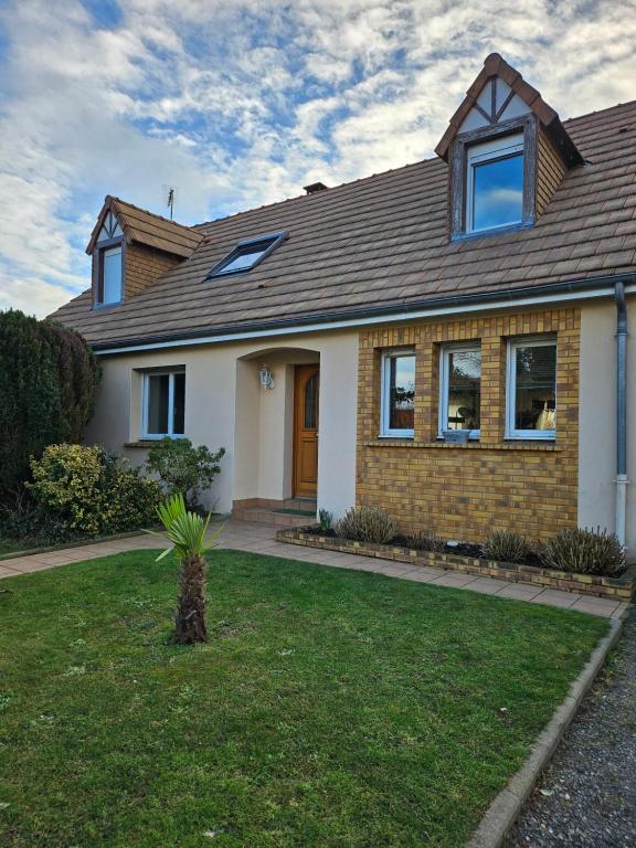 a house with a roof at Maison proche du Circuit des 24h in Ruaudin