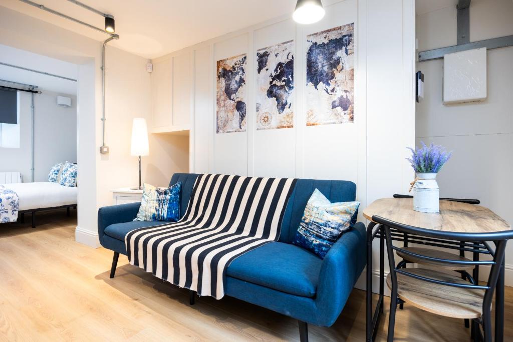a living room with a blue couch and a table at Modern Studio APT - 20 Min Walk to Ha penny Bridge in Dublin