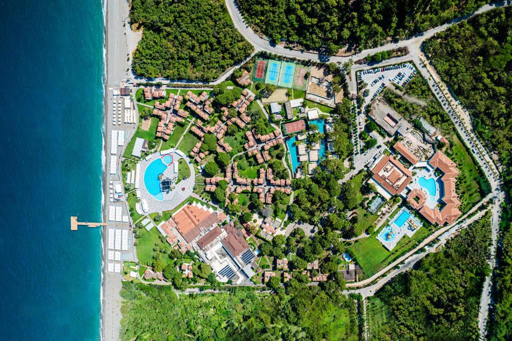 una vista aérea de una finca junto al agua en Club Marco Polo - Premium All Inclusive, en Kemer