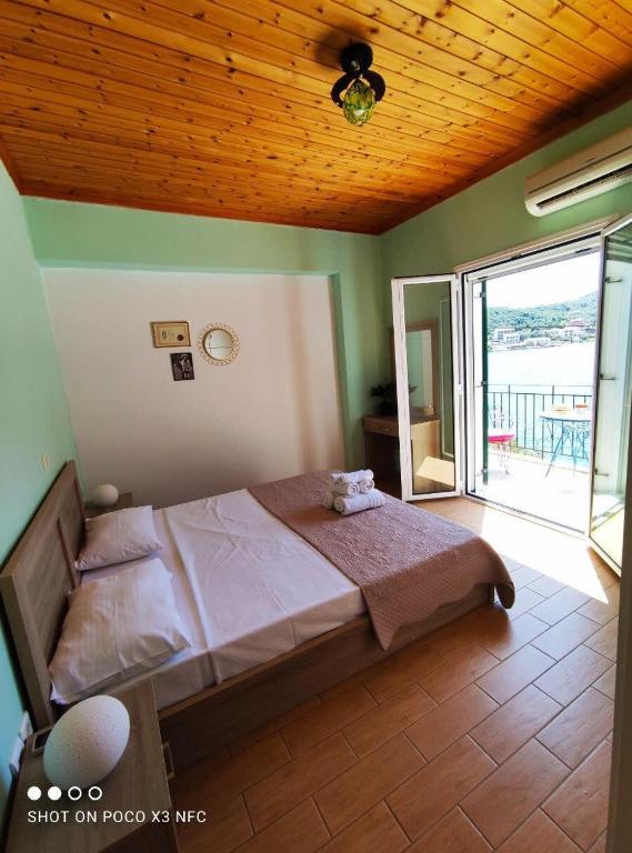 Postel nebo postele na pokoji v ubytování Lefkada Seascape Apt w Breathtaking Sivota Views