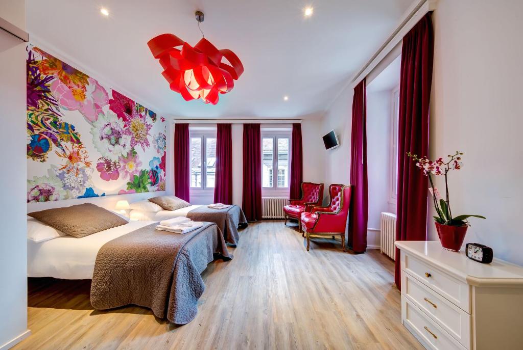 洛桑的住宿－Hôtel du Raisin，一间卧室设有两张床,墙上挂着一幅画
